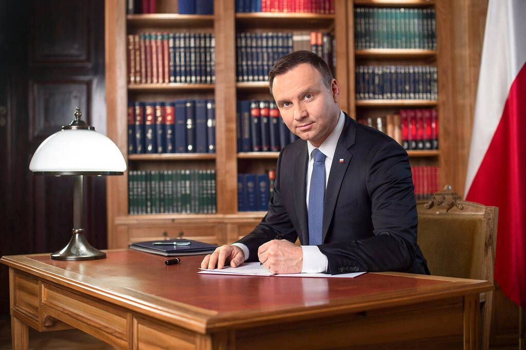 Andrzej Duda podpisuje uchwałę, źródło: prezydent.pl