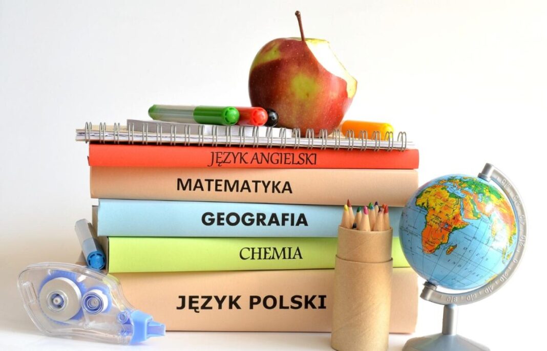 Kto mebluje głowę Twojego dziecka? Czyli jak powstają podręczniki szkolne