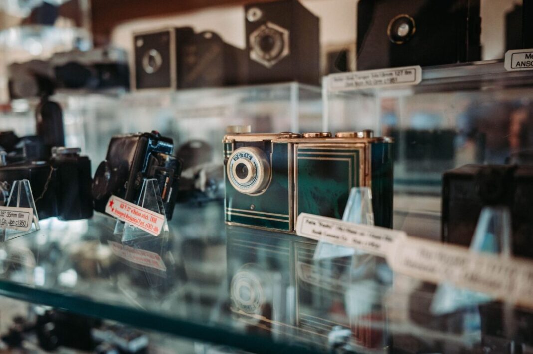Od pluskwy do miniaturowej kamery: krótka historia podsłuchu